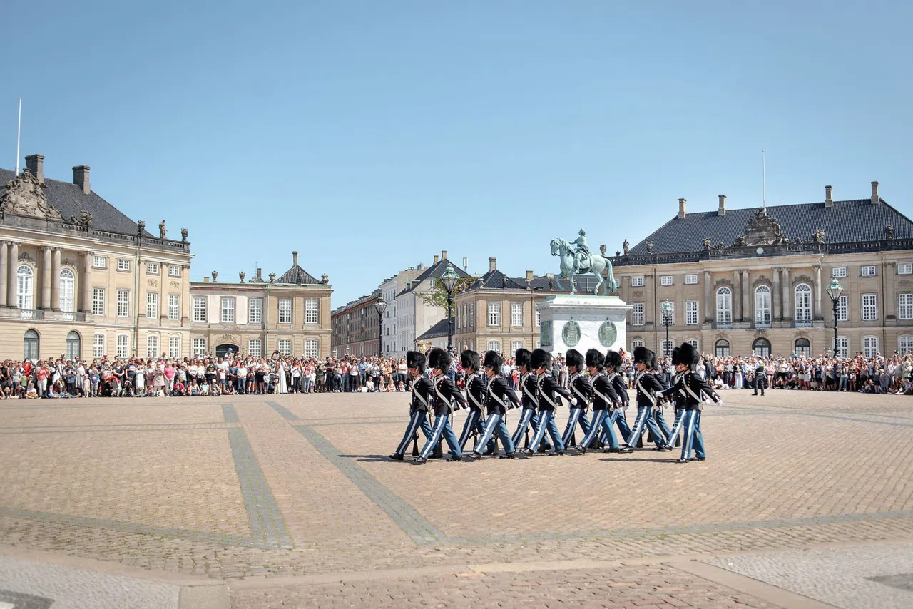 De wacht bekijken bij Amalienborg in Kopenhagen in september