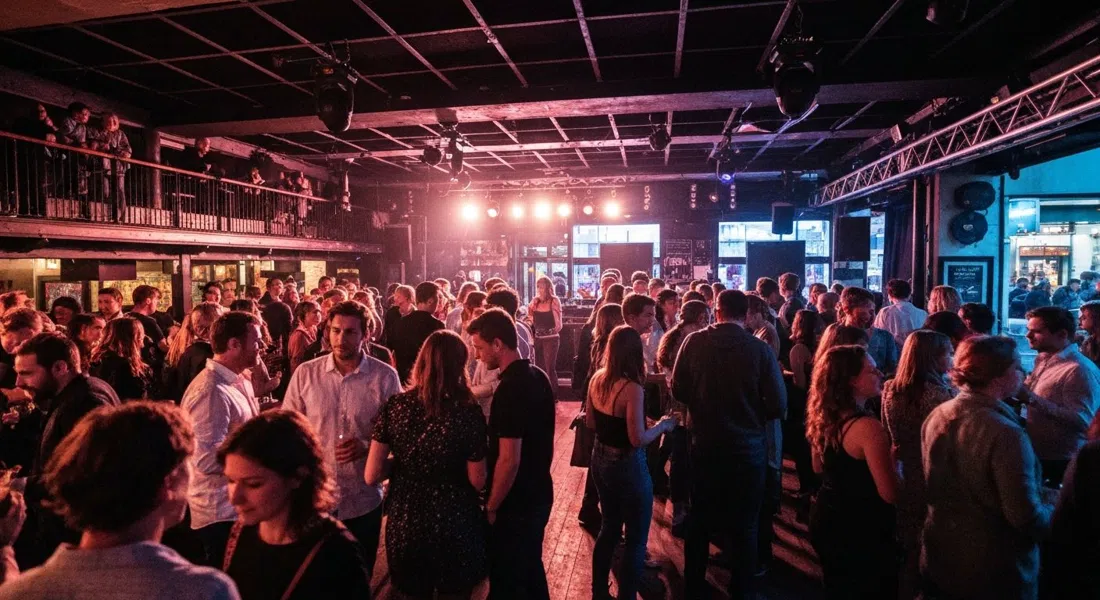 Jolenes dansegulv på Flæsketorvet, dæmpet lys, blandet publikum og et sent nat DJ sæt i Kødbyen klub interiør